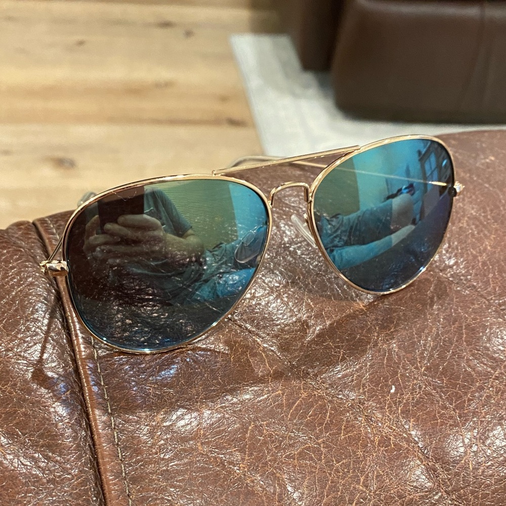 Sweet women’s Gold Aviators